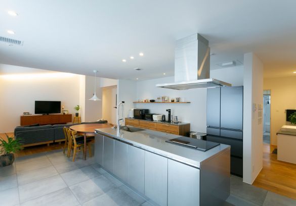 健康住宅 【4000万円～／平屋／二世帯住宅／家事動線／玄関土間／建て替え】自然と調和する、平屋の二世帯住宅の建築実例画像2