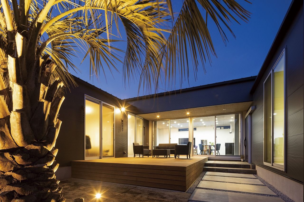 StyleDesign 素材使いが光るコの字型の平屋。LDKやウッドデッキに人が集う家の建築実例画像2