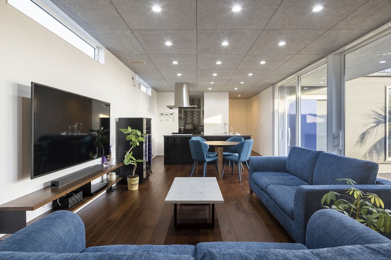 StyleDesign 素材使いが光るコの字型の平屋。LDKやウッドデッキに人が集う家の建築実例画像3