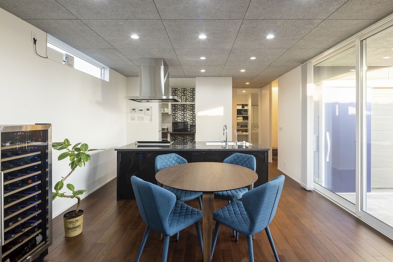 StyleDesign 素材使いが光るコの字型の平屋。LDKやウッドデッキに人が集う家の建築実例画像4