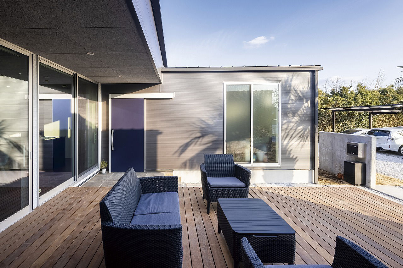 StyleDesign 素材使いが光るコの字型の平屋。LDKやウッドデッキに人が集う家の建築実例画像5