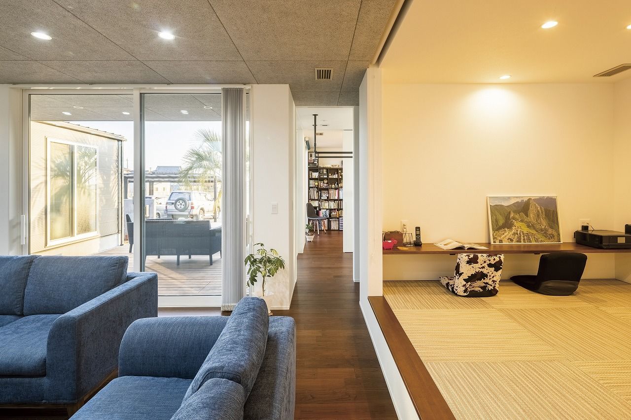 StyleDesign 素材使いが光るコの字型の平屋。LDKやウッドデッキに人が集う家の建築実例画像6