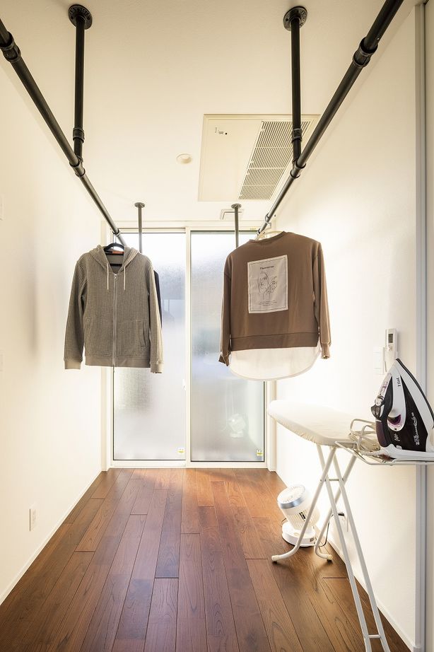 StyleDesign 素材使いが光るコの字型の平屋。LDKやウッドデッキに人が集う家の建築実例画像7