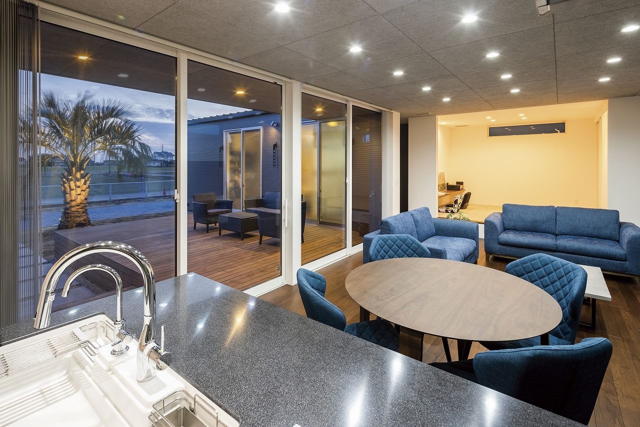 StyleDesign 素材使いが光るコの字型の平屋。LDKやウッドデッキに人が集う家の建築実例画像8