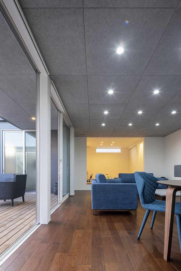 StyleDesign 素材使いが光るコの字型の平屋。LDKやウッドデッキに人が集う家の建築実例画像9