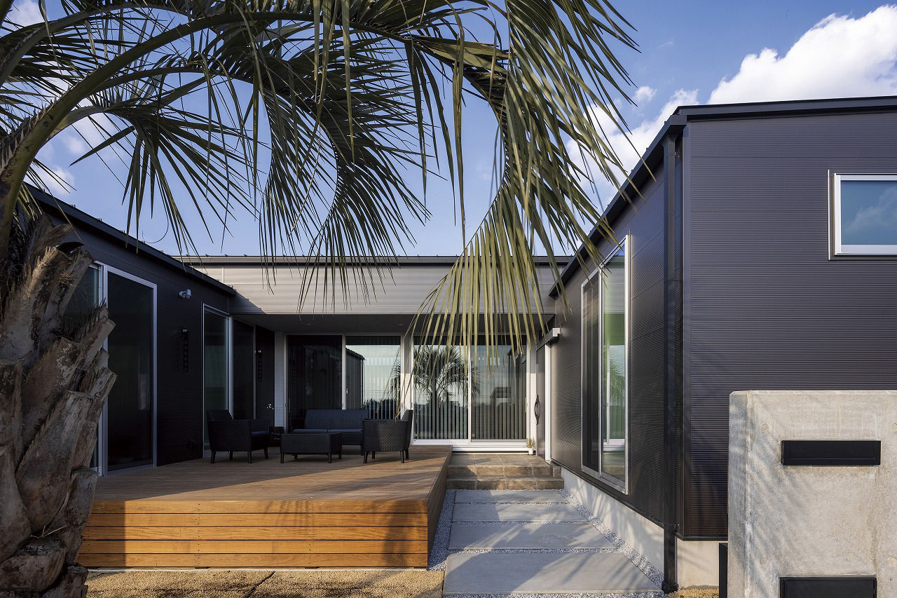 StyleDesign 素材使いが光るコの字型の平屋。LDKやウッドデッキに人が集う家の建築実例画像10