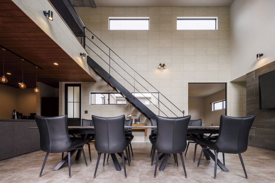 StyleDesign 平屋ベースの2階建　シックでモダンな色調　北側面の窓は最小限に設計の建築実例画像2