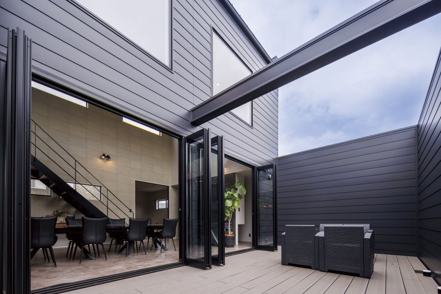 StyleDesign 平屋ベースの2階建　シックでモダンな色調　北側面の窓は最小限に設計の建築実例画像3