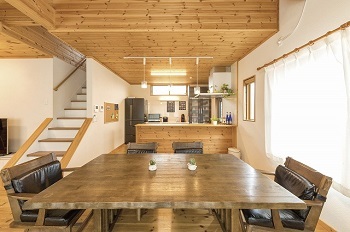 エイ・ワン(A-1 home) 【35.2坪/1000万円台/2F】無垢材×ホワイト＝ナチュラルな空間。２Fともつながる広々LDKの２階建ての建築実例画像3