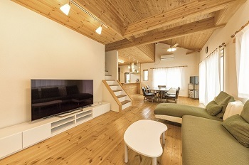 エイ・ワン(A-1 home) 【35.2坪/1000万円台/2F】無垢材×ホワイト＝ナチュラルな空間。２Fともつながる広々LDKの２階建ての建築実例画像5