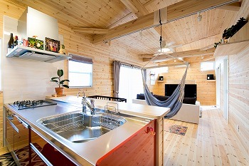 エイ・ワン(A-1 home) 【27.0坪/1000万円台/平屋/間取り有】DJブース付LDK！？趣味を心ゆくまで楽しめるログハウス風の平屋の建築実例画像2