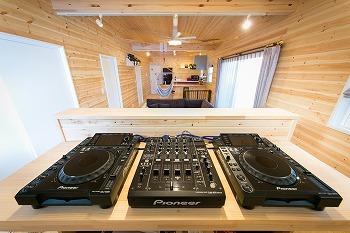 エイ・ワン(A-1 home) 【27.0坪/1000万円台/平屋/間取り有】DJブース付LDK！？趣味を心ゆくまで楽しめるログハウス風の平屋の建築実例画像5