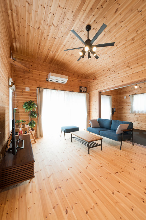 エイ・ワン(A-1 home) 【22.2坪/1160万円/平屋/間取り有】ブラック×無垢材のコントラストが印象的なふたり暮らしサイズの平屋の建築実例画像2