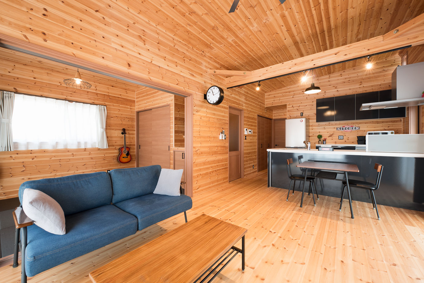 エイ・ワン(A-1 home) 【22.2坪/1160万円/平屋/間取り有】ブラック×無垢材のコントラストが印象的なふたり暮らしサイズの平屋の建築実例画像3