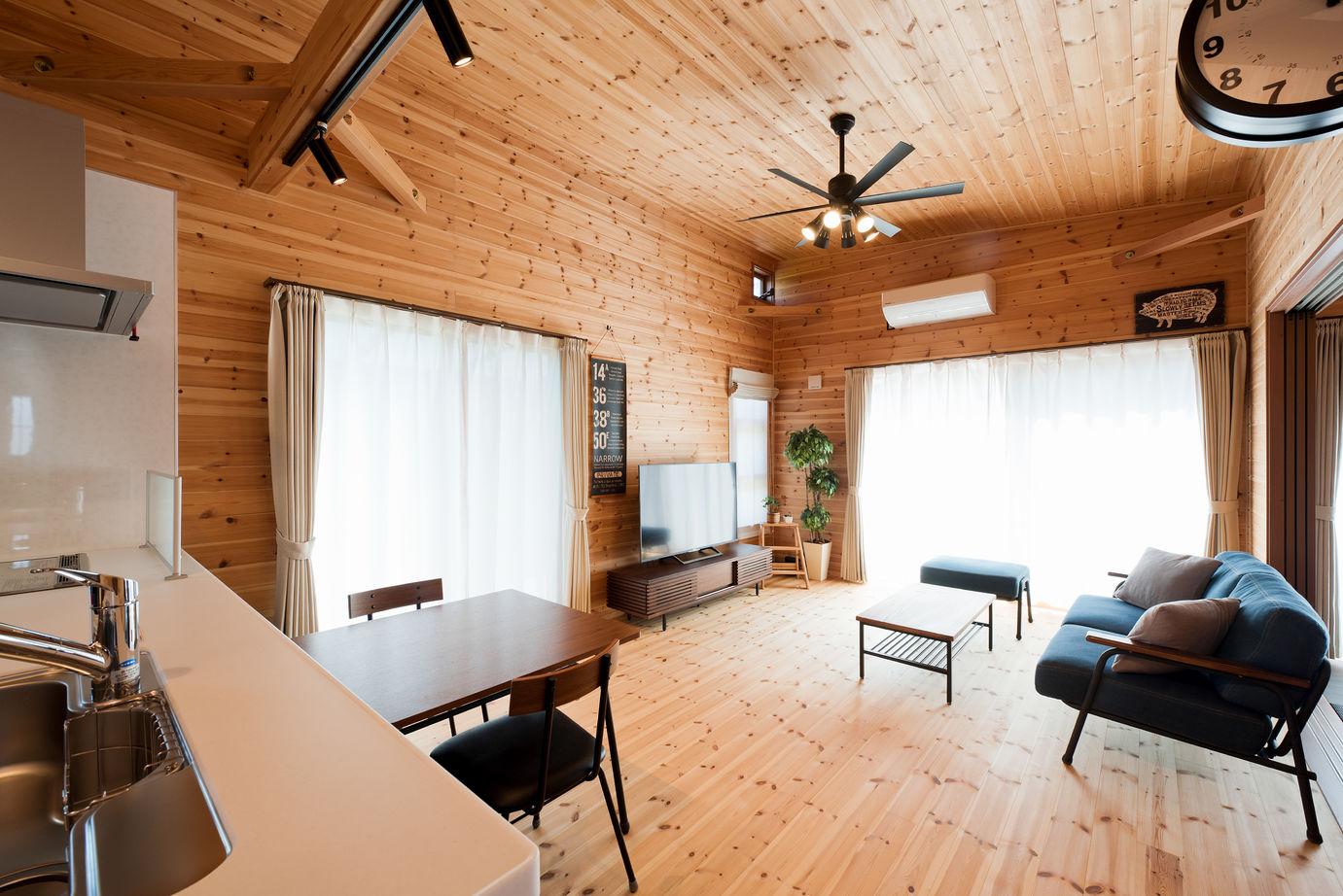 エイ・ワン(A-1 home) 【22.2坪/1160万円/平屋/間取り有】ブラック×無垢材のコントラストが印象的なふたり暮らしサイズの平屋の建築実例画像4