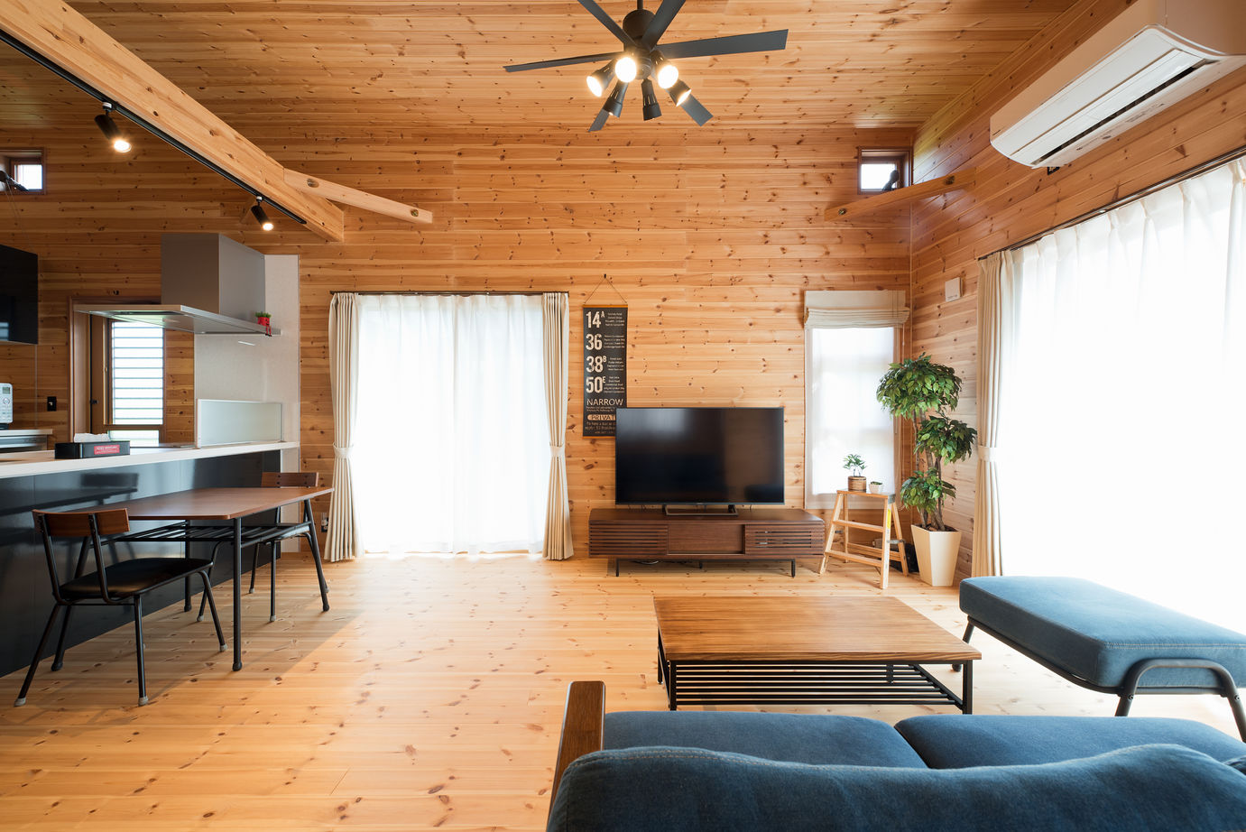 エイ・ワン(A-1 home) 【22.2坪/1160万円/平屋/間取り有】ブラック×無垢材のコントラストが印象的なふたり暮らしサイズの平屋の建築実例画像5