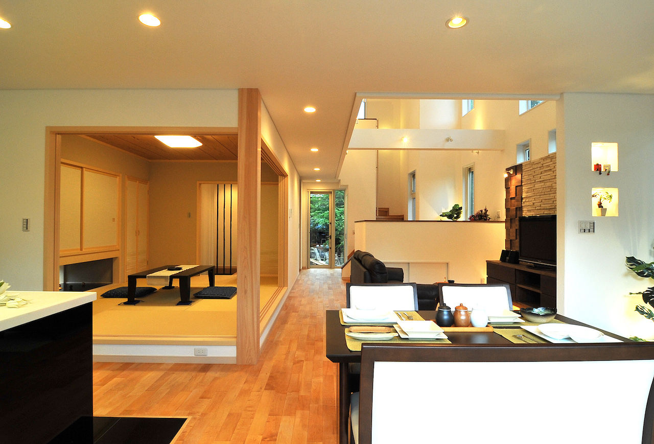 住宅工房 アリアンス(富士・富士宮・沼津) <富士市/40坪台/吹き抜け>内と外を繋げるウッドデッキで豊かな自然を感じる。旅館テイストの家の建築実例画像3