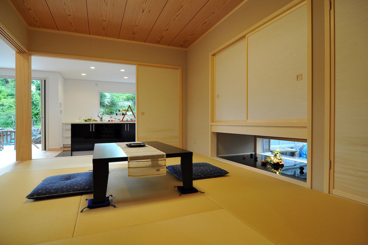 住宅工房 アリアンス(富士・富士宮・沼津) <富士市/40坪台/吹き抜け>内と外を繋げるウッドデッキで豊かな自然を感じる。旅館テイストの家の建築実例画像4