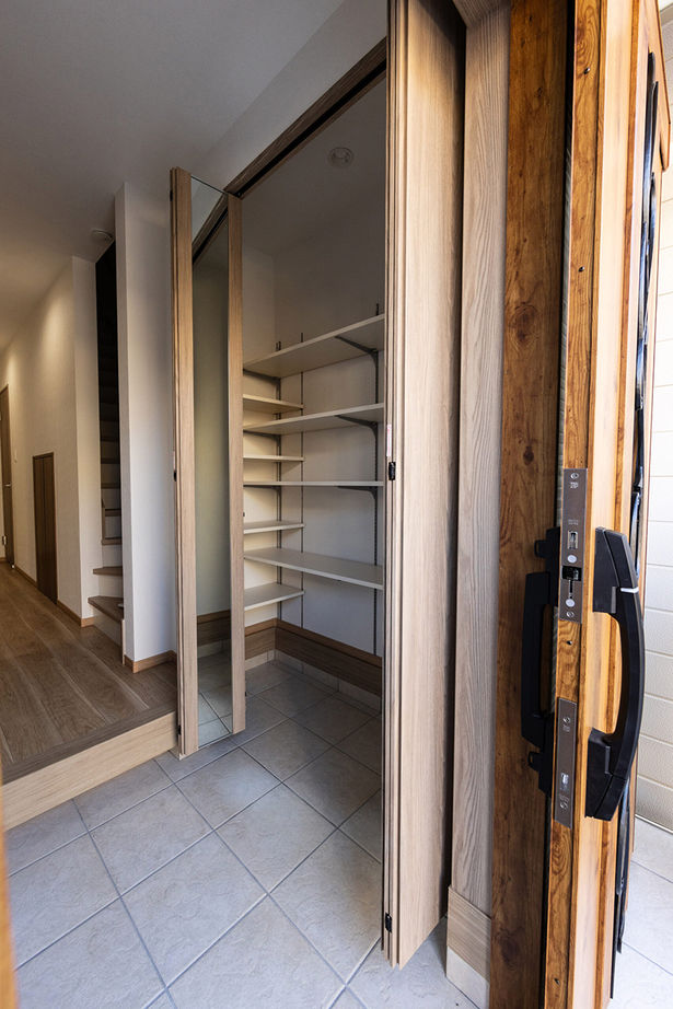 祥規建設 【京都市中京区／1000万円台／狭小地】住宅密集地で建てた3面採光、居心地のいいリビングがある家の建築実例画像7