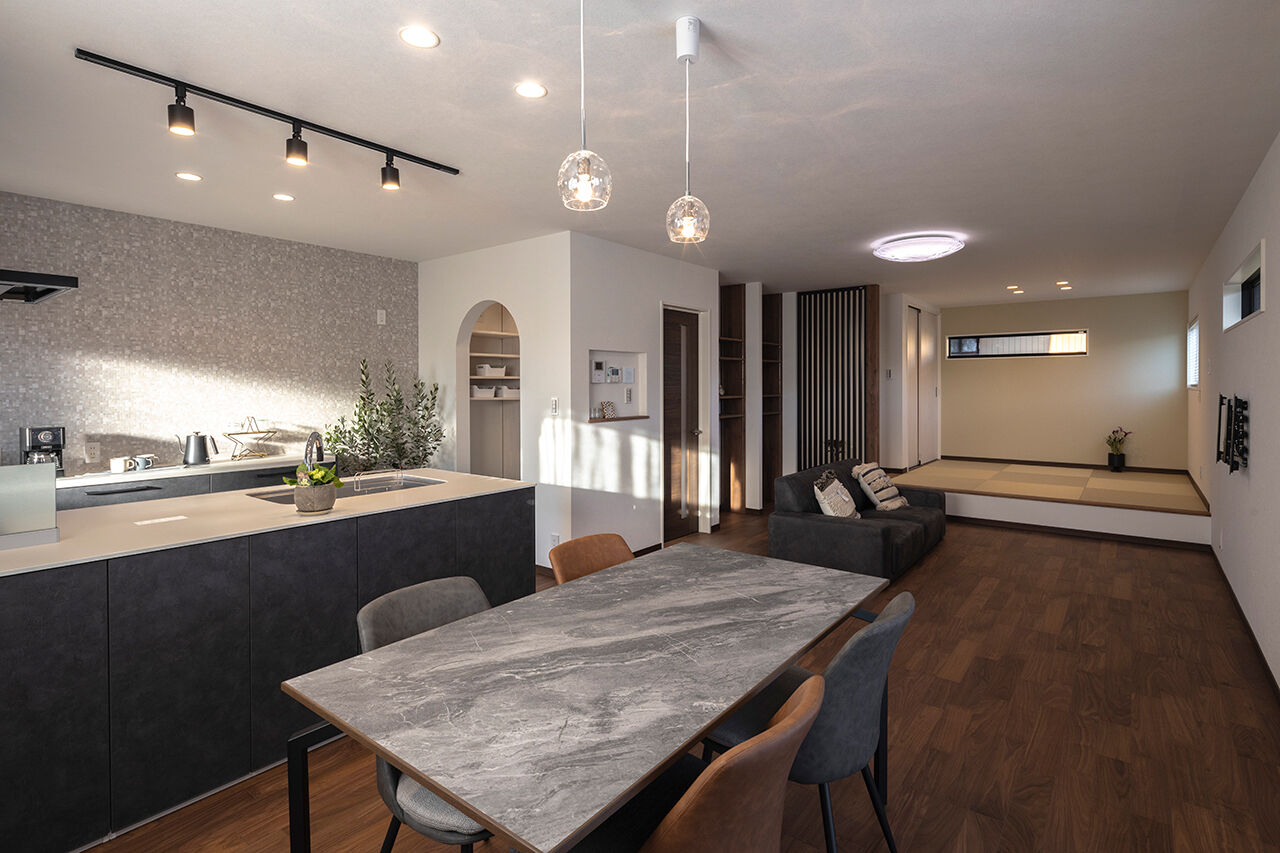 ハヤカワホーム 【3000万円台/30坪台】斜めの壁が印象的な外観。外観、LDK、洗面室やトイレまでオリジナリティある個性派の建築実例画像2