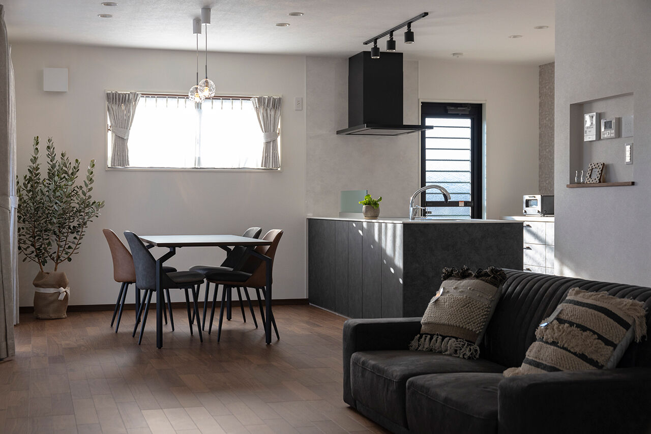 ハヤカワホーム 【3000万円台/30坪台】斜めの壁が印象的な外観。外観、LDK、洗面室やトイレまでオリジナリティある個性派の建築実例画像3