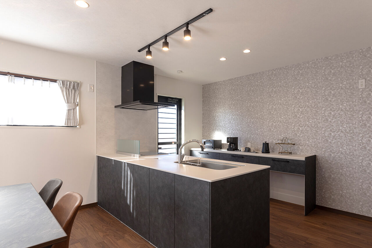 ハヤカワホーム 【3000万円台/30坪台】斜めの壁が印象的な外観。外観、LDK、洗面室やトイレまでオリジナリティある個性派の建築実例画像4