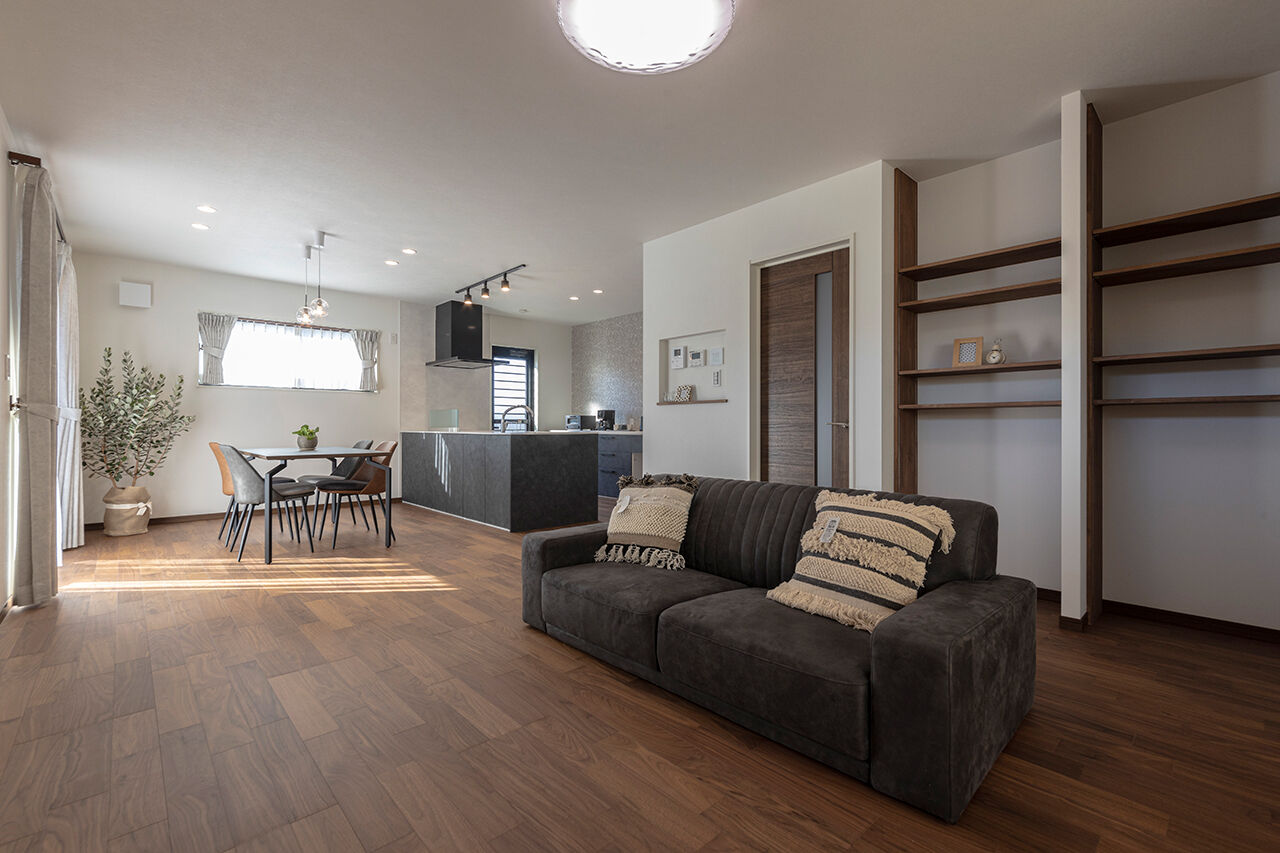 ハヤカワホーム 【3000万円台/30坪台】斜めの壁が印象的な外観。外観、LDK、洗面室やトイレまでオリジナリティある個性派の建築実例画像6