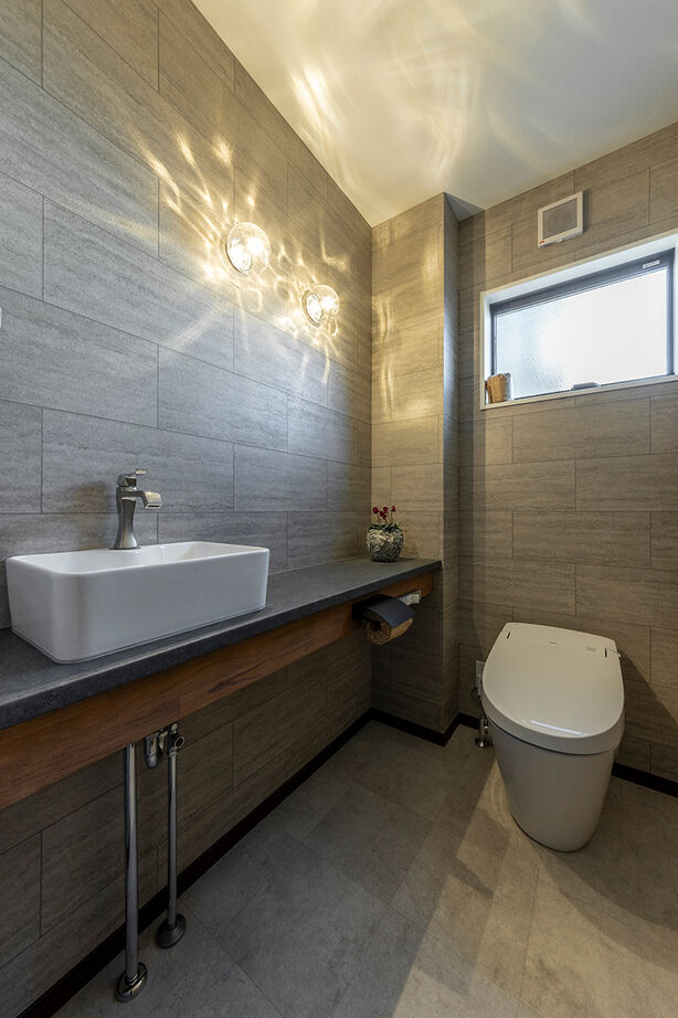 ハヤカワホーム 【3000万円台/30坪台】斜めの壁が印象的な外観。外観、LDK、洗面室やトイレまでオリジナリティある個性派の建築実例画像10