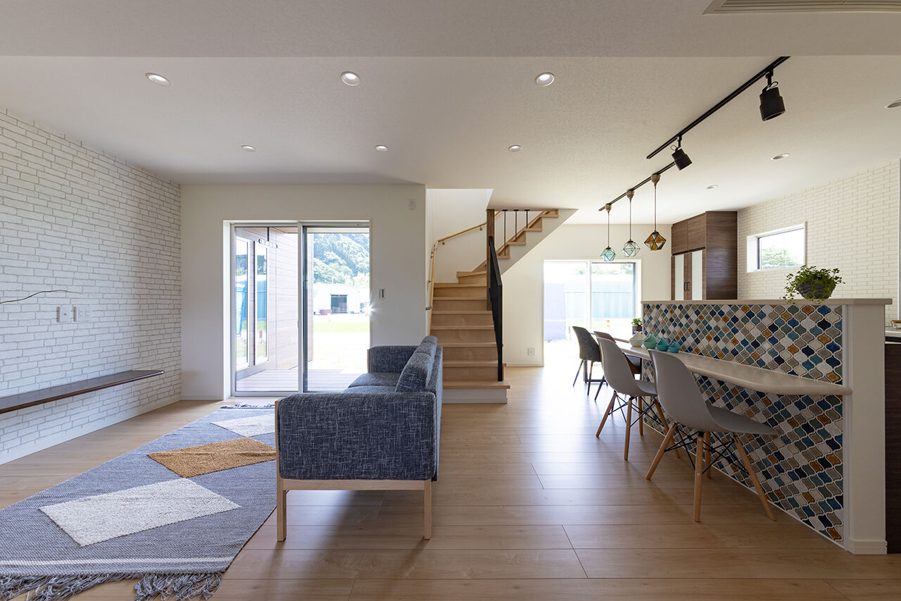 ハヤカワホーム 【2000万円台/30坪台/全館空調】家族時間を豊かに、プラスリビングをテーマに屋根付ウッドデッキのある家の建築実例画像2