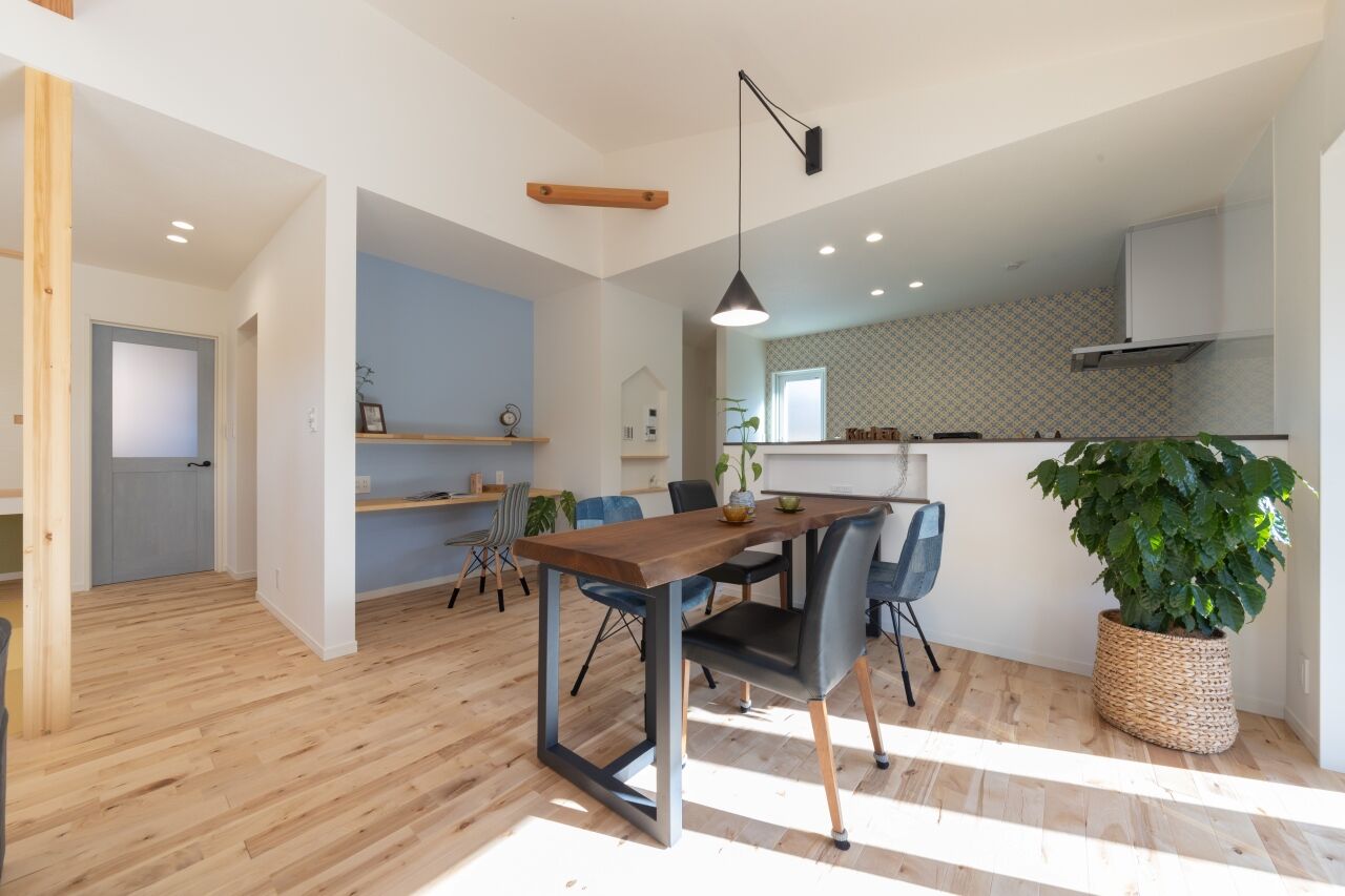 ハヤカワホーム 【2000万円台/30坪台/家事ラク】ウッドデッキまで一体となった大屋根の外観や快適な大空間が特徴の住まいの建築実例画像3