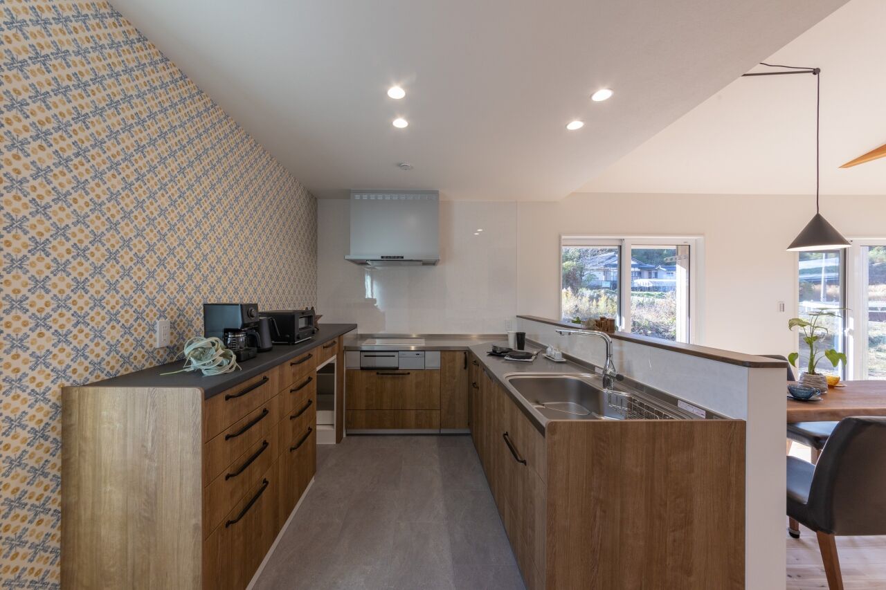 ハヤカワホーム 【2000万円台/30坪台/家事ラク】ウッドデッキまで一体となった大屋根の外観や快適な大空間が特徴の住まいの建築実例画像4