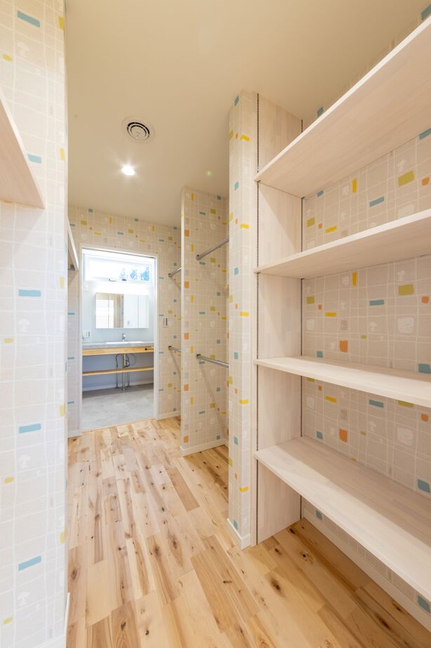 ハヤカワホーム 【2000万円台/30坪台/家事ラク】ウッドデッキまで一体となった大屋根の外観や快適な大空間が特徴の住まいの建築実例画像7