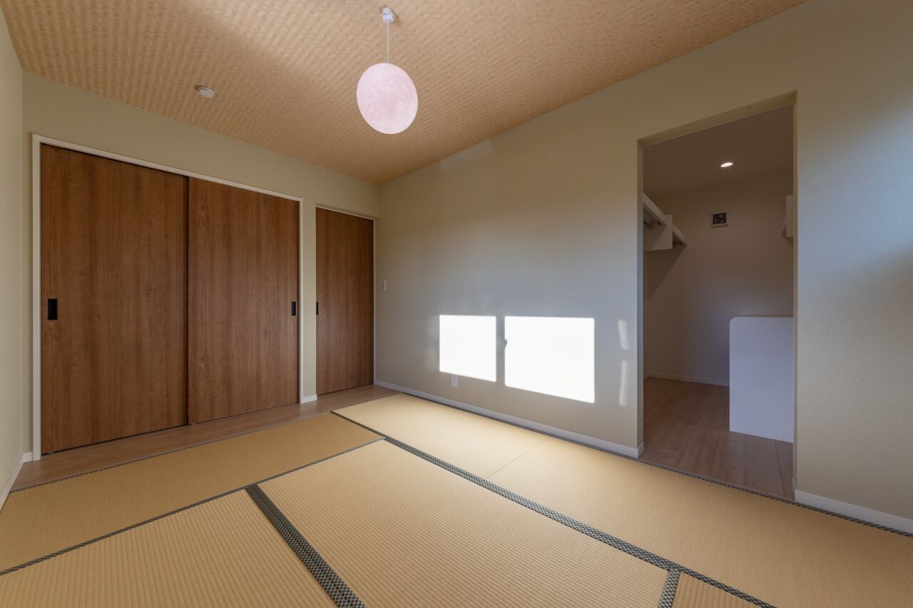 ハヤカワホーム 【2000万円台/30坪台/家事ラク】ウッドデッキまで一体となった大屋根の外観や快適な大空間が特徴の住まいの建築実例画像9