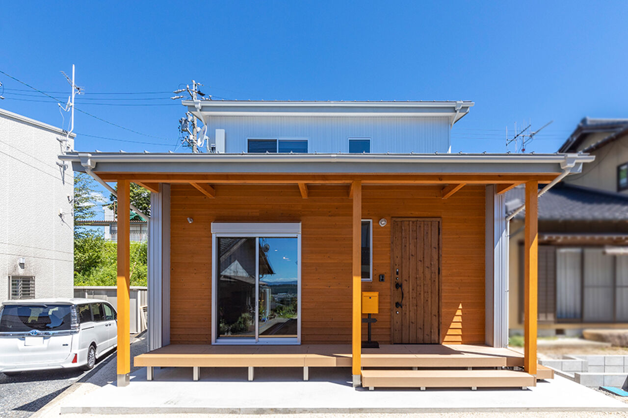 ハヤカワホーム 【カリフォルニア/サーファーズハウス】シルバーメタリックと木の外観。内装はヴィンテージ感ある本物志向の建築実例画像1