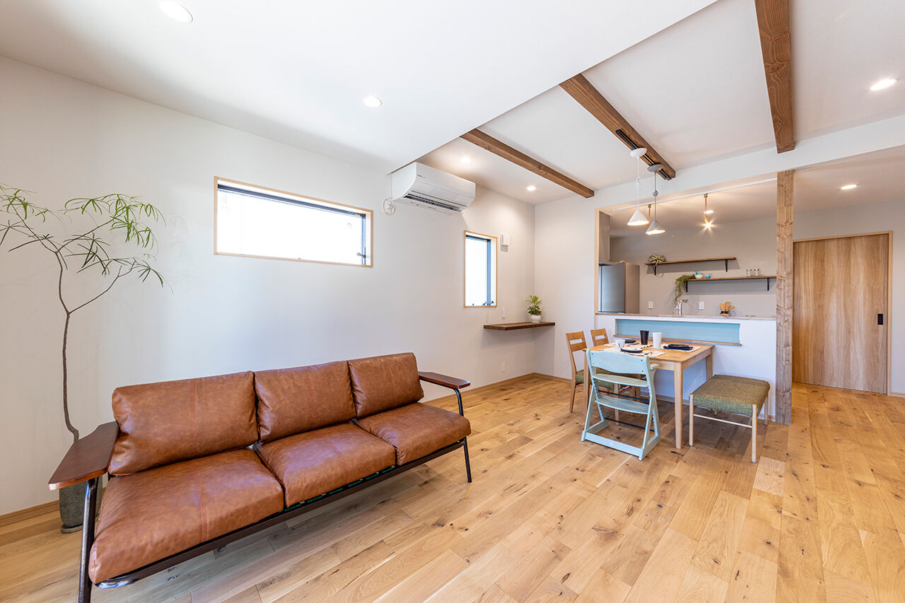 ハヤカワホーム 【カリフォルニア/サーファーズハウス】シルバーメタリックと木の外観。内装はヴィンテージ感ある本物志向の建築実例画像2