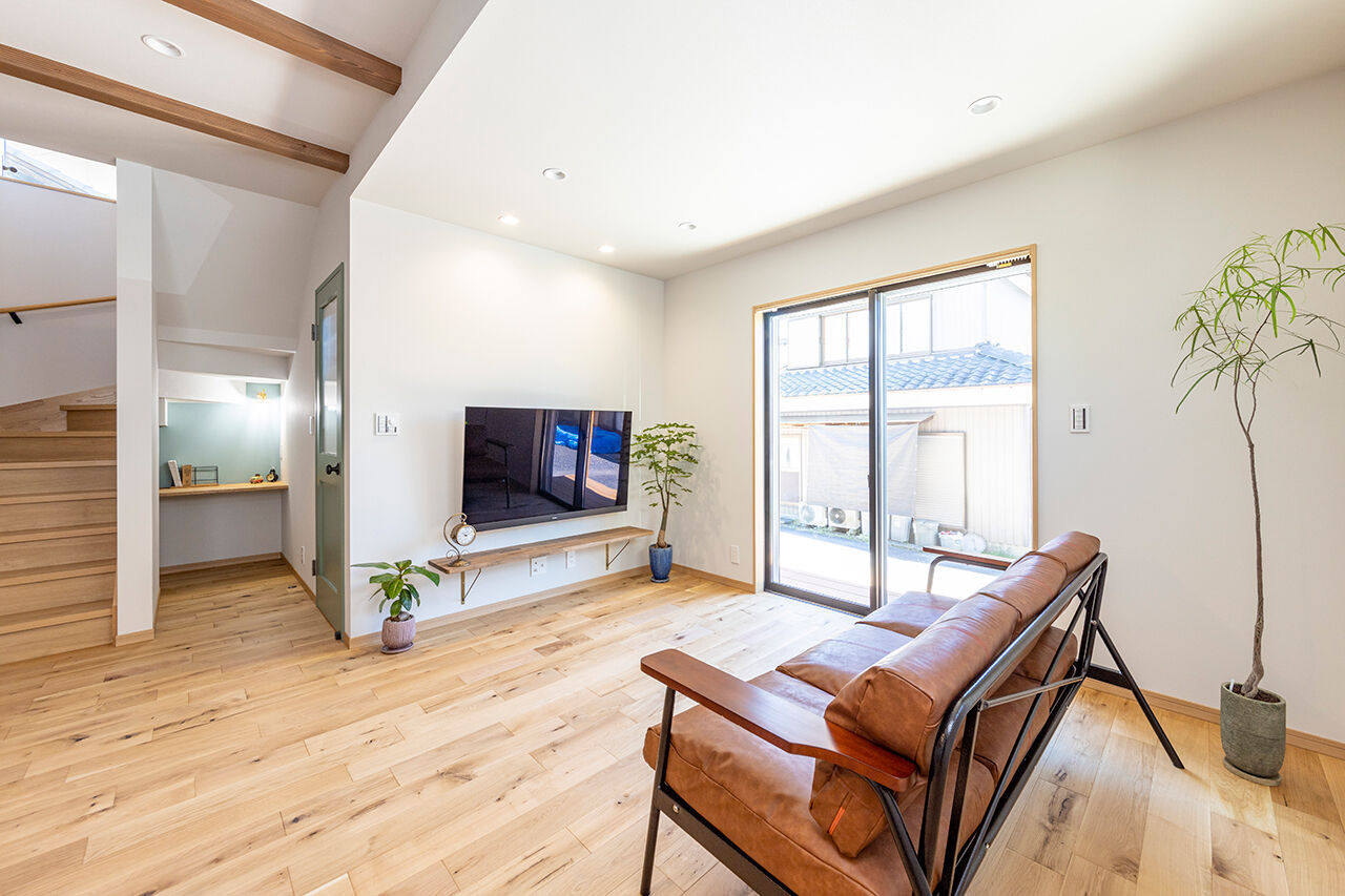 ハヤカワホーム 【カリフォルニア/サーファーズハウス】シルバーメタリックと木の外観。内装はヴィンテージ感ある本物志向の建築実例画像3