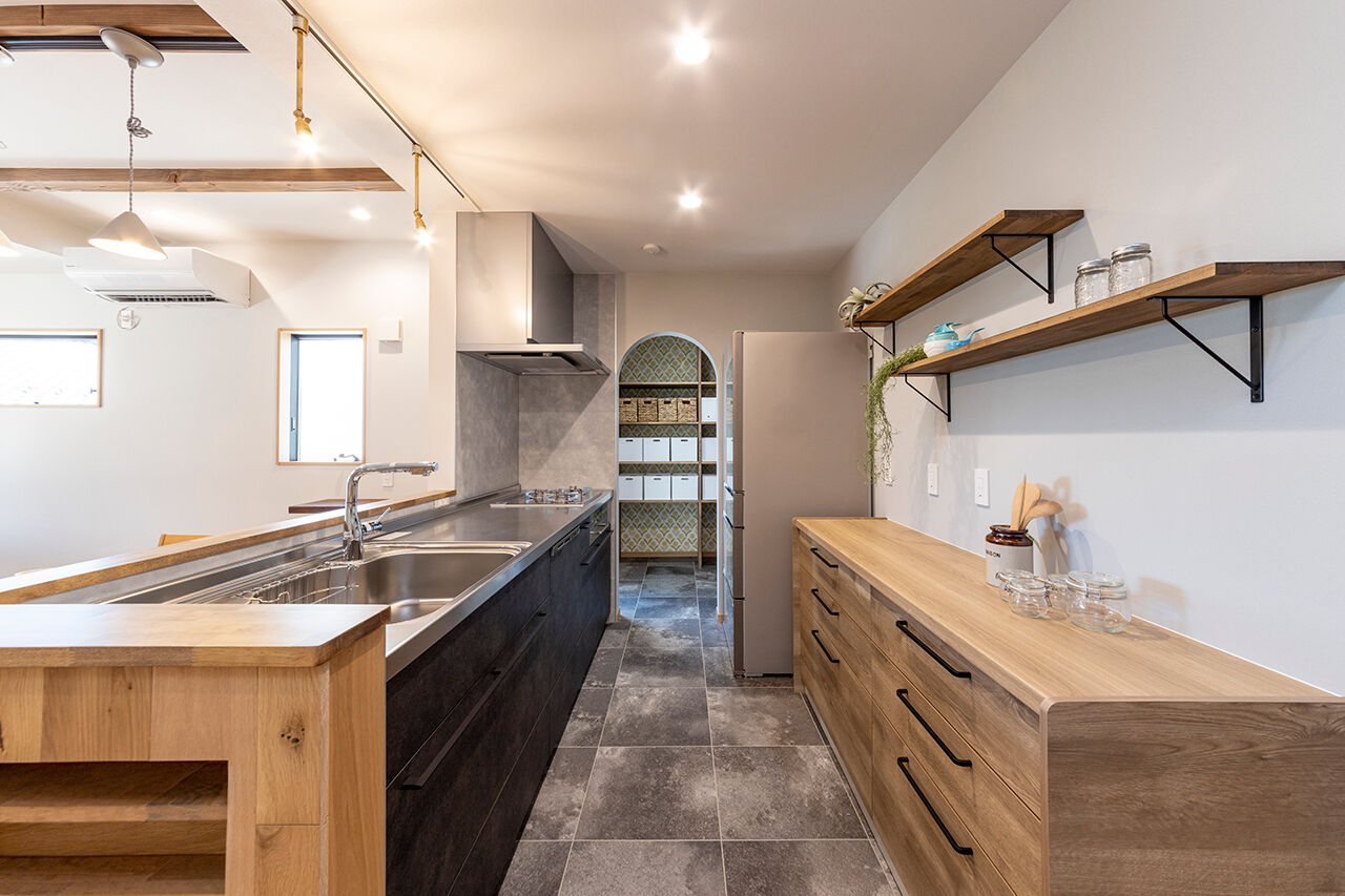 ハヤカワホーム 【カリフォルニア/サーファーズハウス】シルバーメタリックと木の外観。内装はヴィンテージ感ある本物志向の建築実例画像5