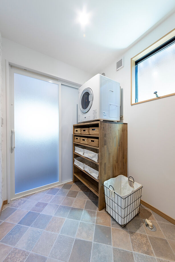 ハヤカワホーム 【カリフォルニア/サーファーズハウス】シルバーメタリックと木の外観。内装はヴィンテージ感ある本物志向の建築実例画像9