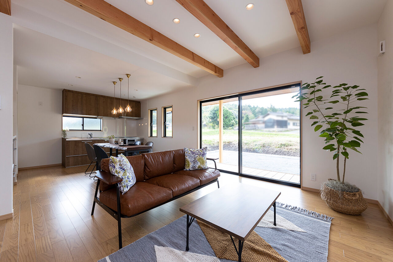 ハヤカワホーム 【2000万円台前半/30坪台/和モダン】どこか懐かしく新しい和テイストの外観。玄関もこだわりの木製建具で雰囲気よくの建築実例画像2