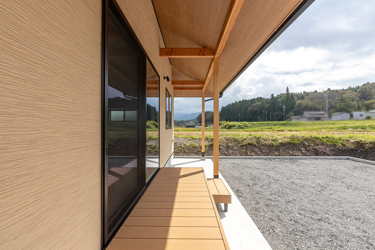 ハヤカワホーム 【2000万円台前半/30坪台/和モダン】どこか懐かしく新しい和テイストの外観。玄関もこだわりの木製建具で雰囲気よくの建築実例画像5