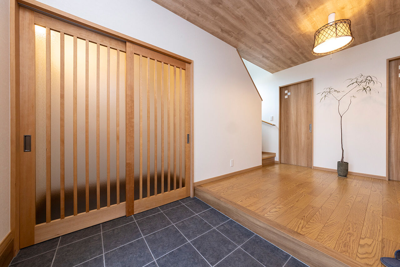 ハヤカワホーム 【2000万円台前半/30坪台/和モダン】どこか懐かしく新しい和テイストの外観。玄関もこだわりの木製建具で雰囲気よくの建築実例画像8