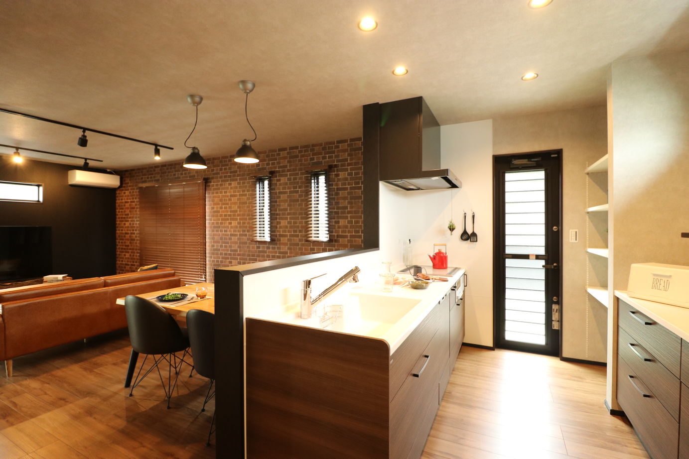 デイジャストハウス シックなビンテージスタイルがオシャレなカフェ風のお家の建築実例画像3