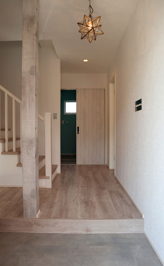 CPH【住起産業/静岡県東部】 【田方郡/ビルトインガレージ】デザインも暮らしやすさも兼ね備えた、クラシカルなアメリカンハウスの建築実例画像2