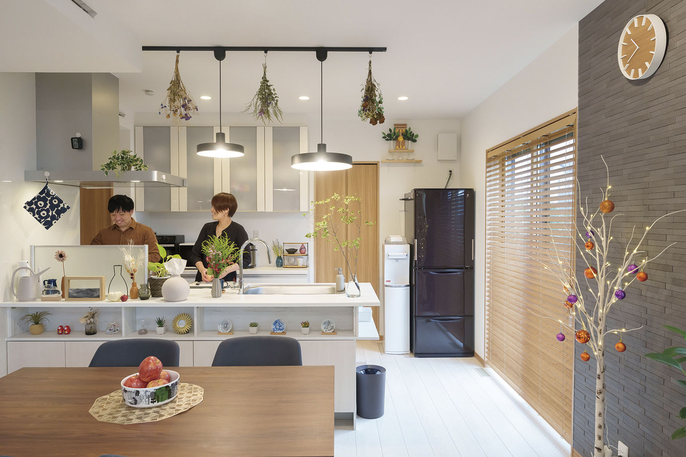 桧家住宅 【収納充実／間取図有】オリジナリティ溢れるキッチンとインテリアが魅せる、洗練された住まいの建築実例画像2