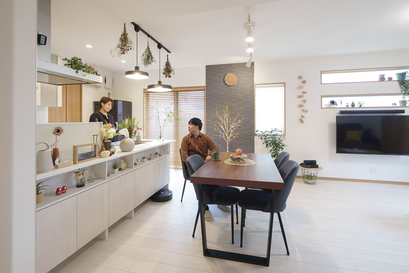 桧家住宅 【収納充実／間取図有】オリジナリティ溢れるキッチンとインテリアが魅せる、洗練された住まいの建築実例画像4