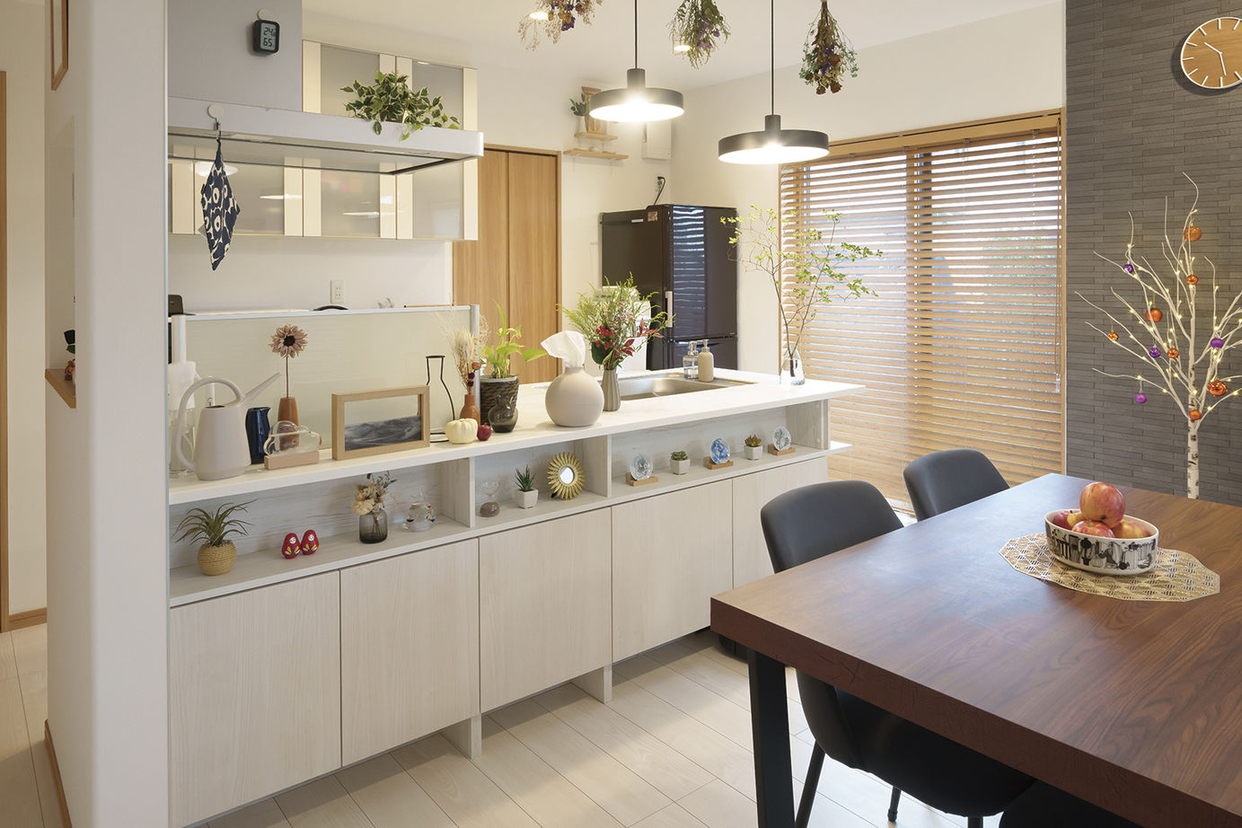 桧家住宅 【収納充実／間取図有】オリジナリティ溢れるキッチンとインテリアが魅せる、洗練された住まいの建築実例画像5