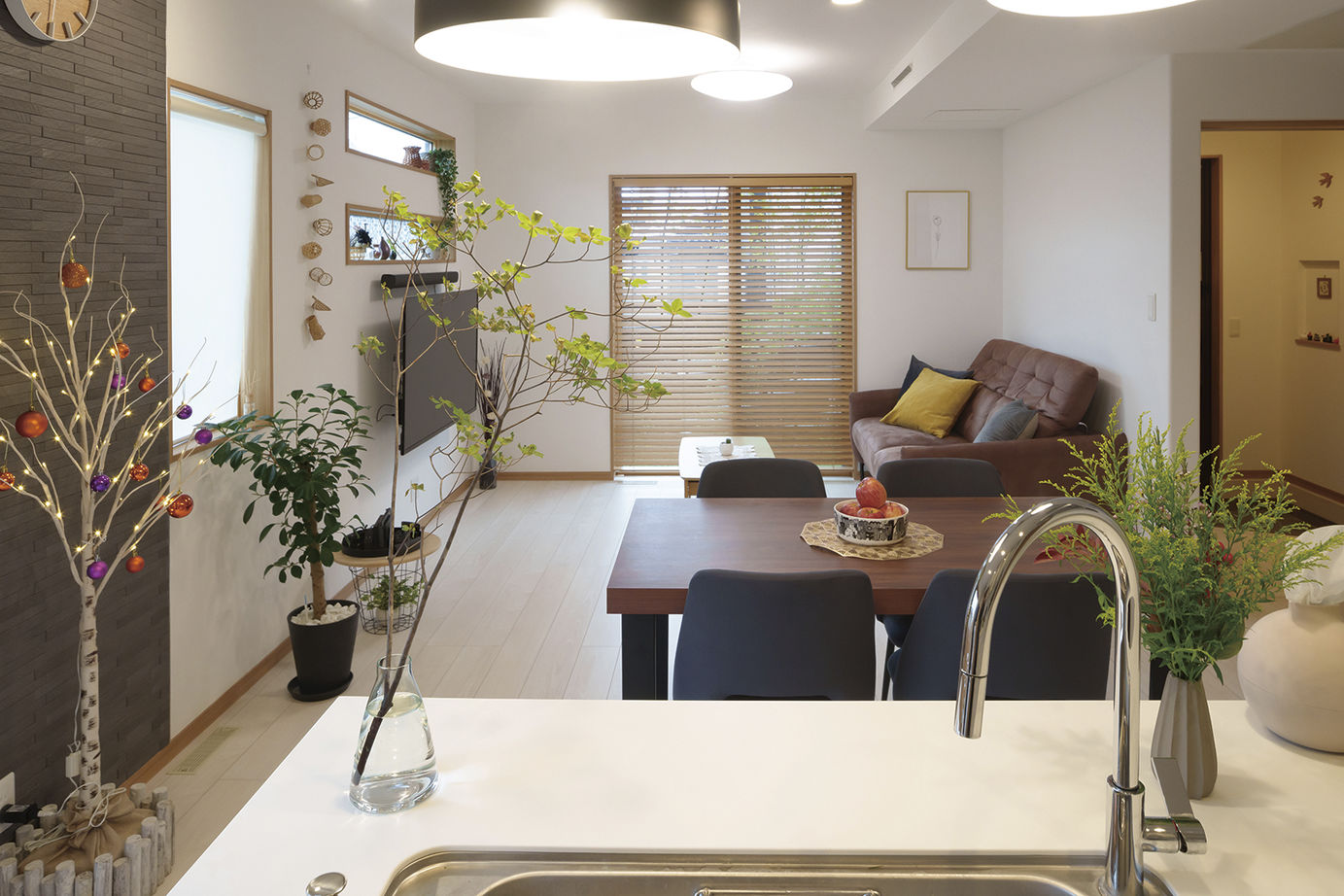 桧家住宅 【収納充実／間取図有】オリジナリティ溢れるキッチンとインテリアが魅せる、洗練された住まいの建築実例画像7