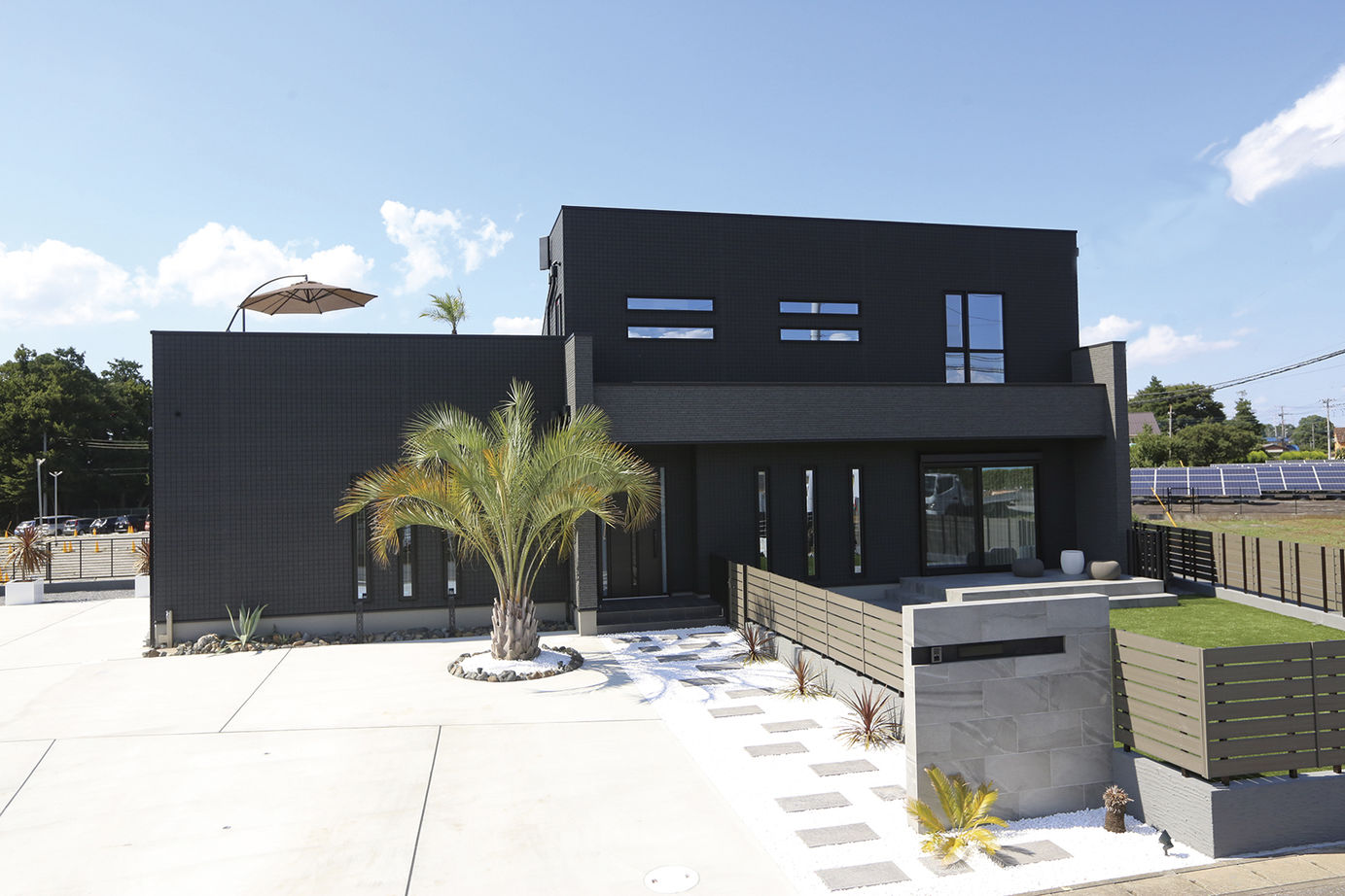 桧家住宅 【ペット／平屋／間取図有】人も愛犬も心地よい！ラグジュアリーな平屋が紡ぐ至福の時間の建築実例画像2