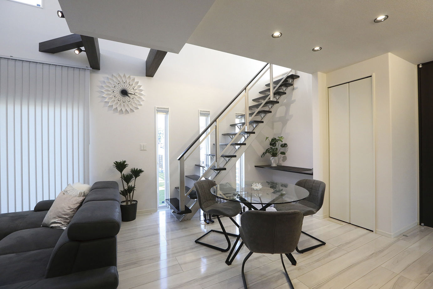 桧家住宅 【ペット／平屋／間取図有】人も愛犬も心地よい！ラグジュアリーな平屋が紡ぐ至福の時間の建築実例画像7