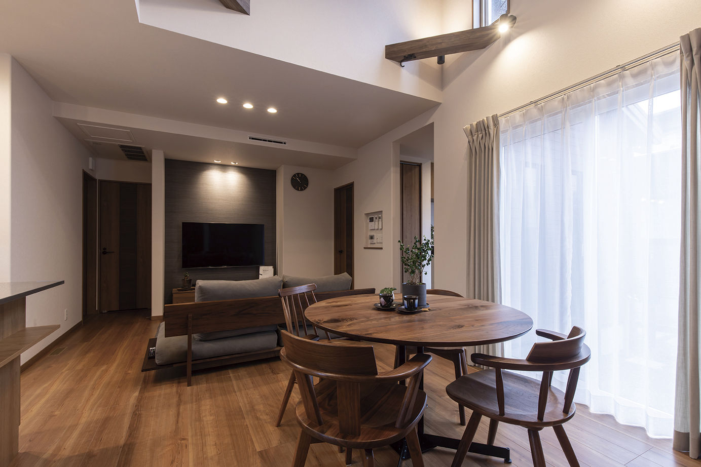 桧家住宅 【平屋／動線／間取図有】温もりのある空間と効率的な家事動線で、平屋ならではの快適な暮らしの建築実例画像3